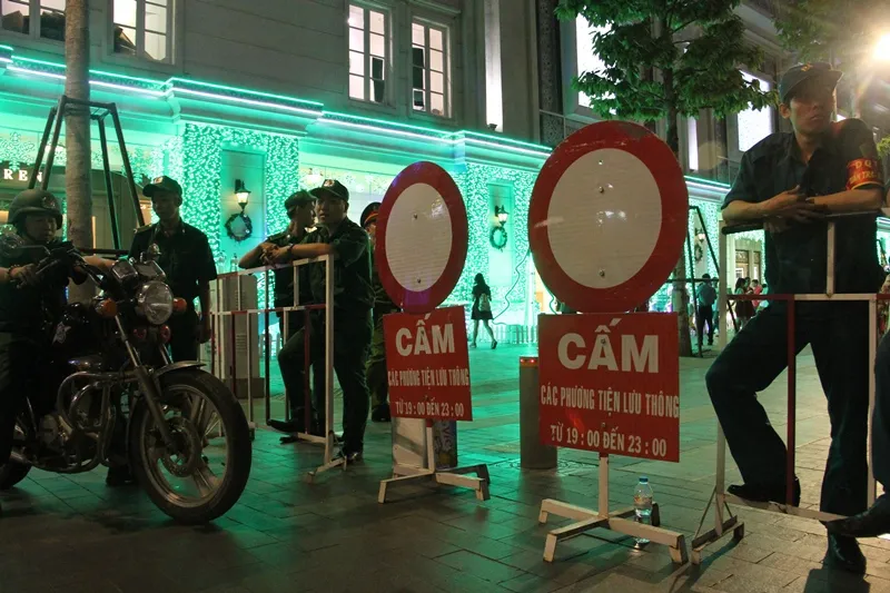 Người dân TP.HCM xuống đường tận hưởng thời khắc giao thừa ảnh 11